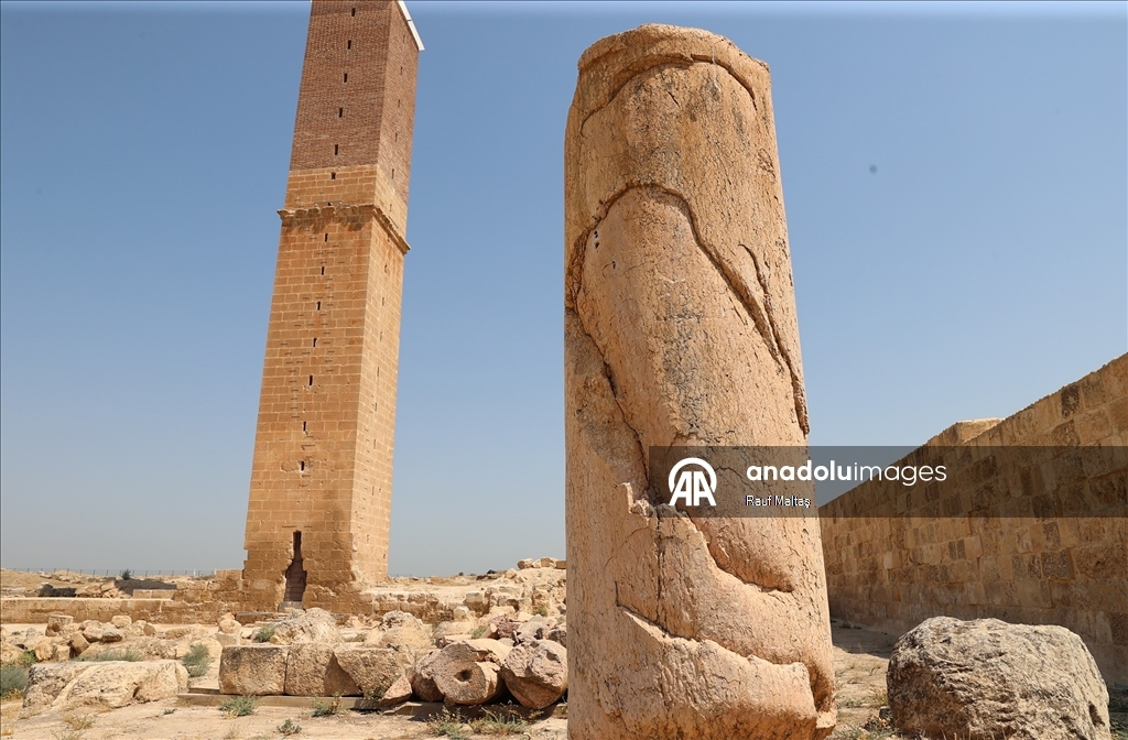 Hava sıcaklığının 50 dereceye yaklaştığı Şanlıurfa'da tarihin izini sürüyorlar