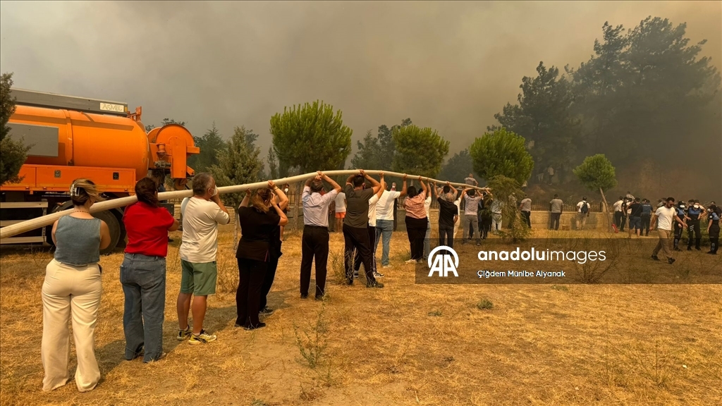 Çanakkale'de tarım arazisinde başlayıp ormana sıçrayan yangına müdahale ediliyor