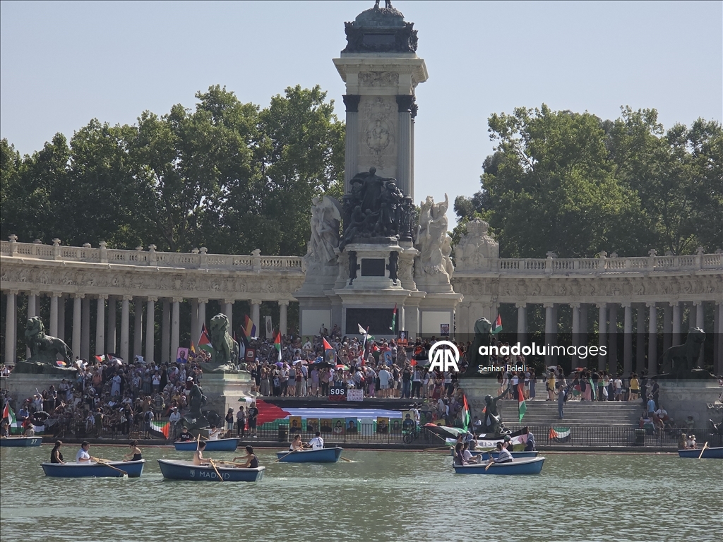 İspanya'nın başkenti Madrid'deki Retiro parkında Filistin'e destek gösterisi