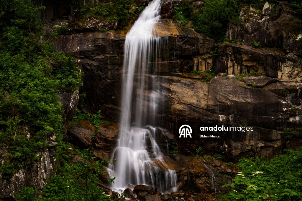 Cimil Vadisi ve Şelalesi, doğaseverlerin ilgisini çekiyor