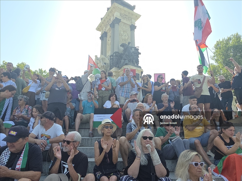 İspanya'nın başkenti Madrid'deki Retiro parkında Filistin'e destek gösterisi
