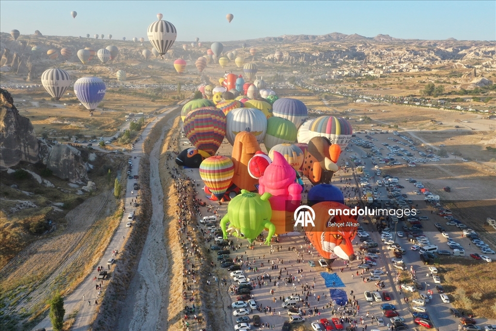 Kapadokya Balon Festivali'nin son gününde gökyüzünde görsel şölen sunuldu