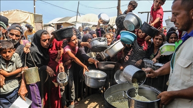 Gazze'de açlıkla mücadele eden Filistinlilere yemek dağıtıldı