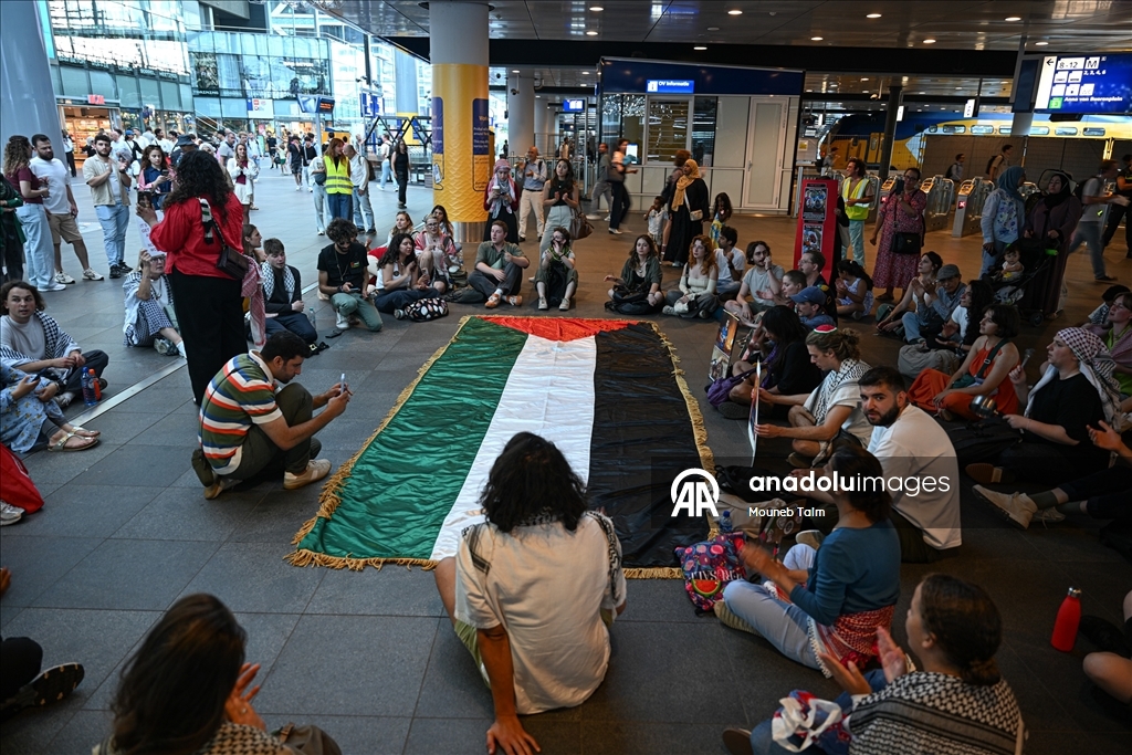 Lahey'de Dışişleri Bakanlığı önünde Gazze nöbeti sürüyor