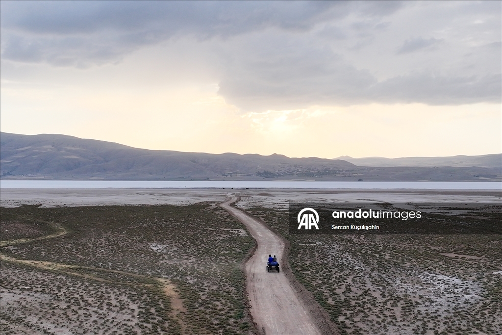 Dedesinin yolundan giderek Palas Tuzla Gölü'nden geleneksel yöntemlerle tuz çıkarıyor