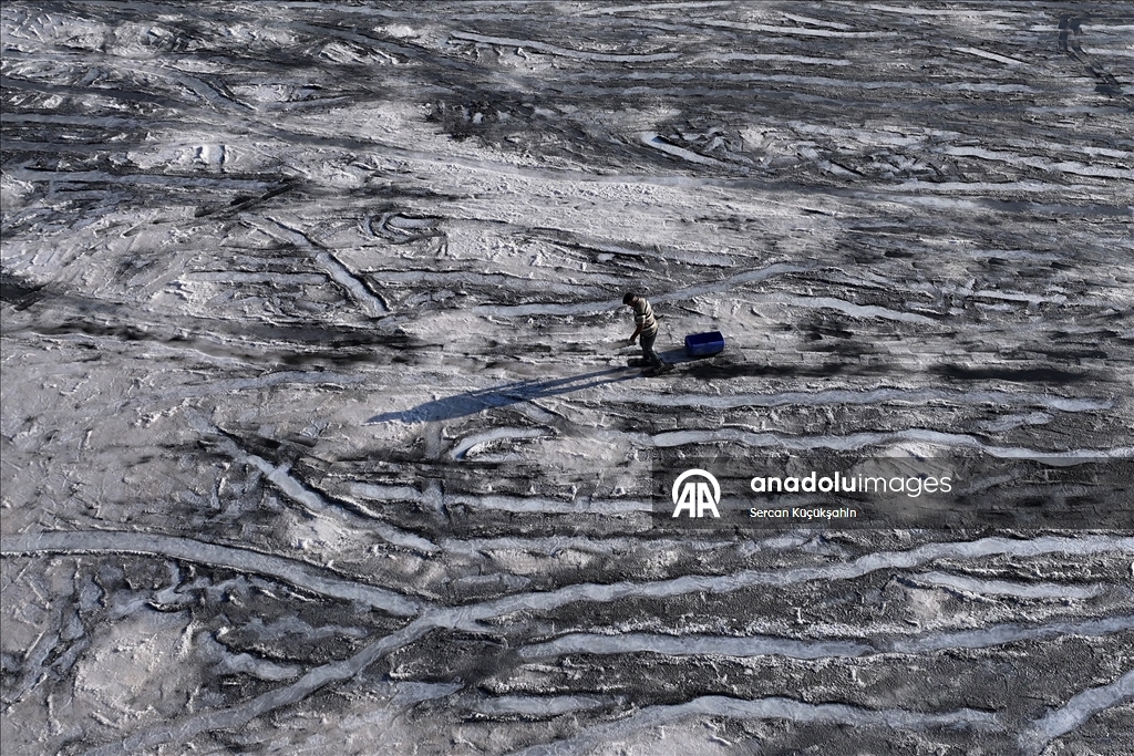 Dedesinin yolundan giderek Palas Tuzla Gölü'nden geleneksel yöntemlerle tuz çıkarıyor