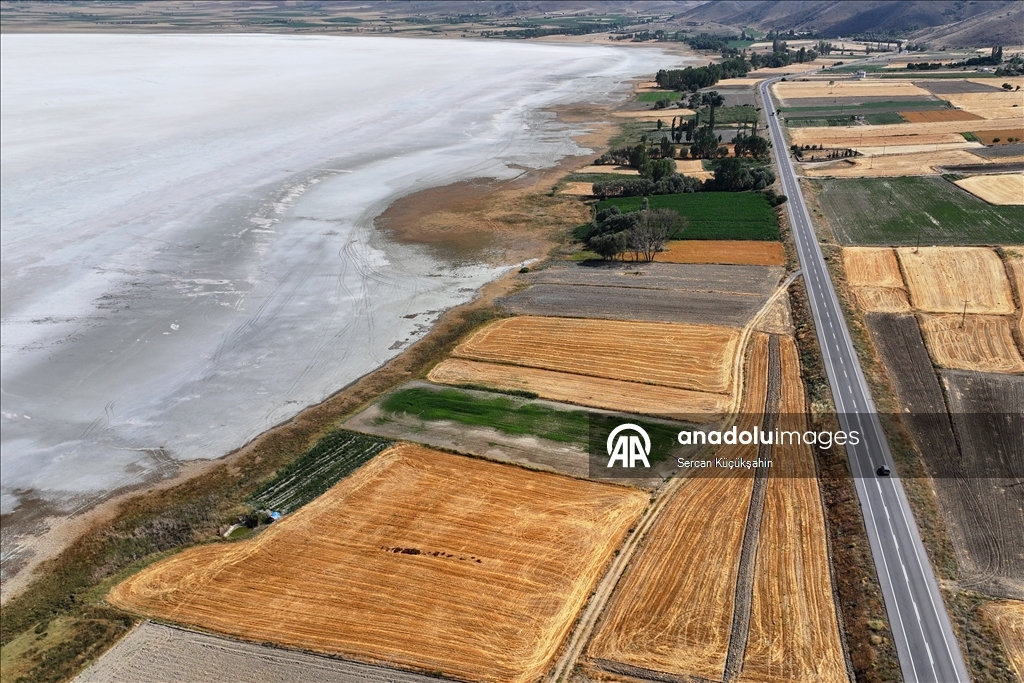 Dedesinin yolundan giderek Palas Tuzla Gölü'nden geleneksel yöntemlerle tuz çıkarıyor
