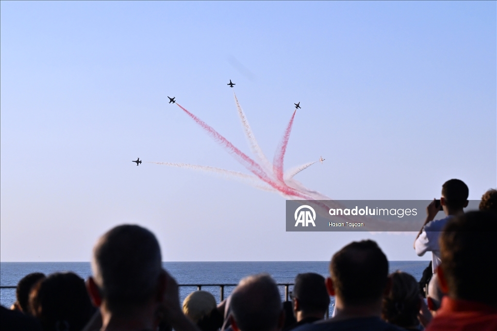 Turkish Stars perform demonstration flight in Turkiye's Trabzon