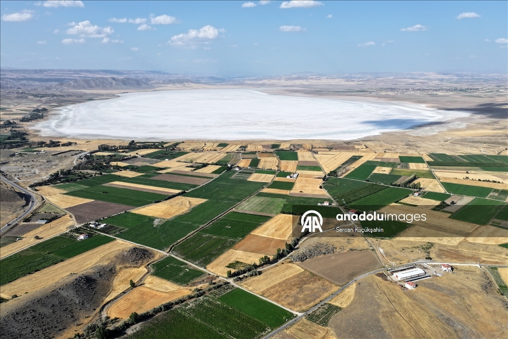 Dedesinin yolundan giderek Palas Tuzla Gölü'nden geleneksel yöntemlerle tuz çıkarıyor