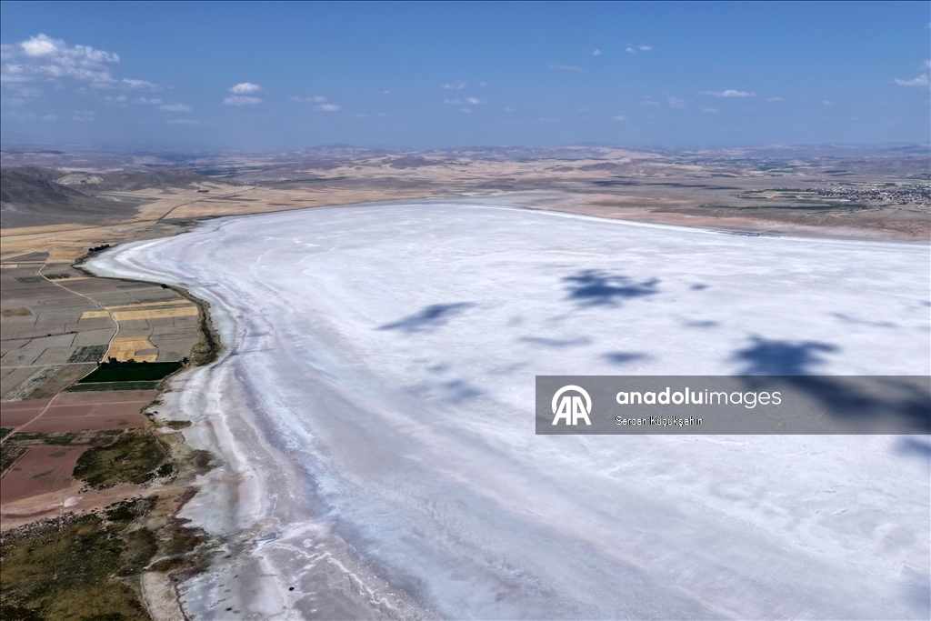 Dedesinin yolundan giderek Palas Tuzla Gölü'nden geleneksel yöntemlerle tuz çıkarıyor