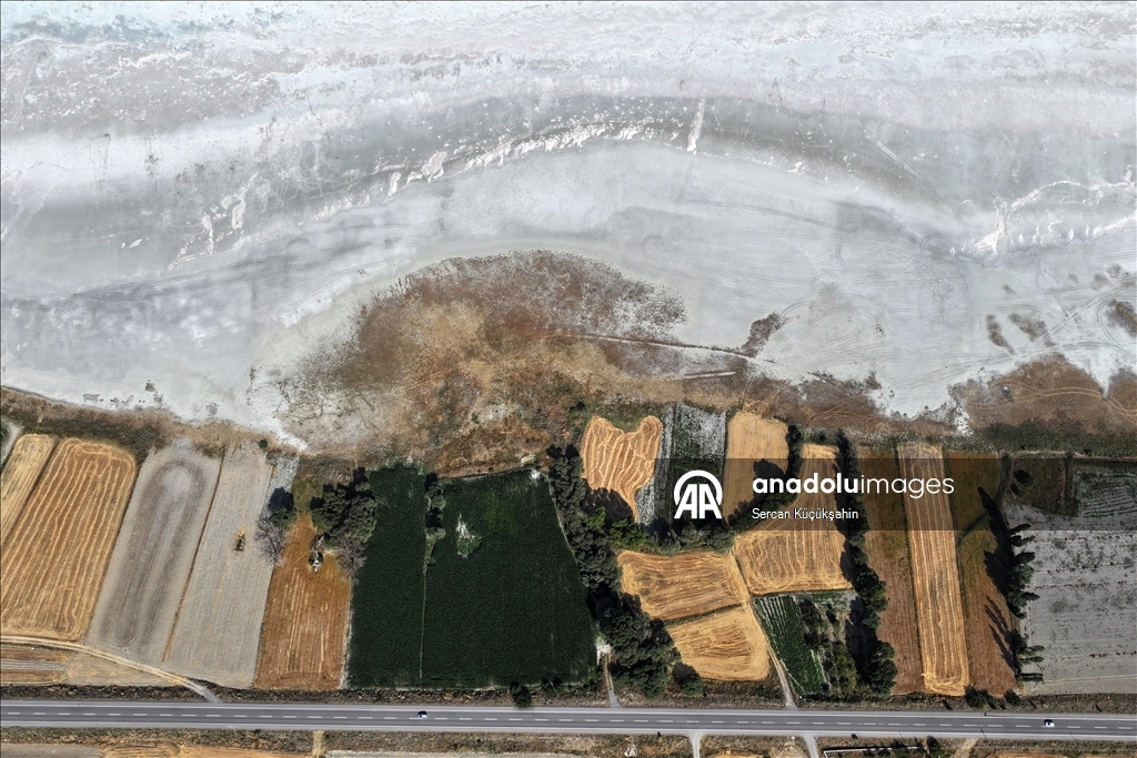 Dedesinin yolundan giderek Palas Tuzla Gölü'nden geleneksel yöntemlerle tuz çıkarıyor