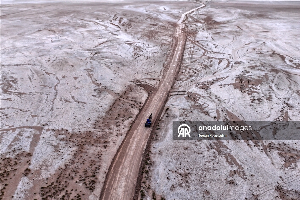Dedesinin yolundan giderek Palas Tuzla Gölü'nden geleneksel yöntemlerle tuz çıkarıyor