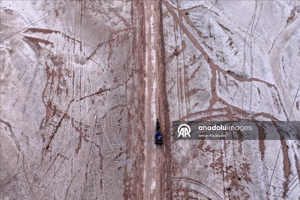 Dedesinin yolundan giderek Palas Tuzla Gölü'nden geleneksel yöntemlerle tuz çıkarıyor