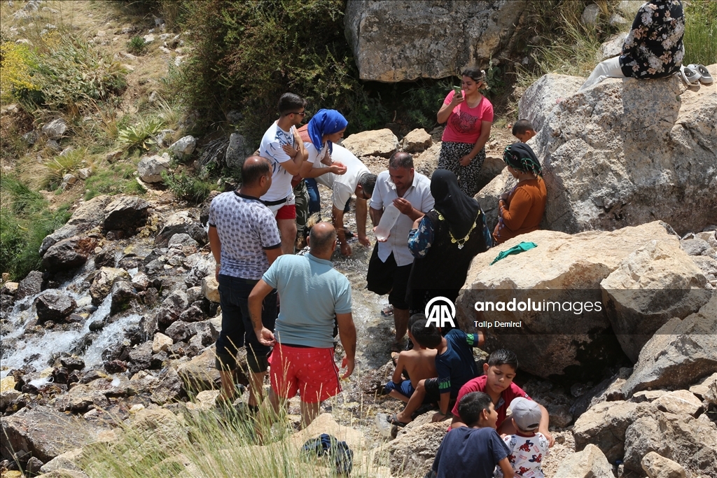 Antalya'nın kavurucu sıcaklarında Uçarsu Şelalesi serinlemek isteyenlerin adresi oldu