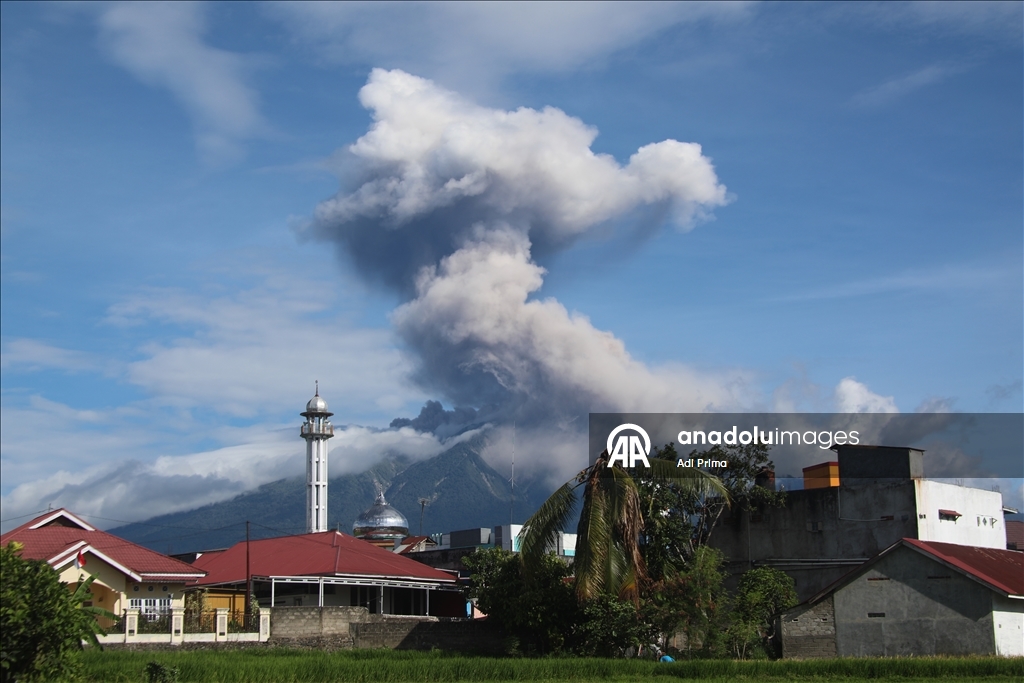 Endonezya'daki Marapi Yanardağı yeniden kül püskürttü