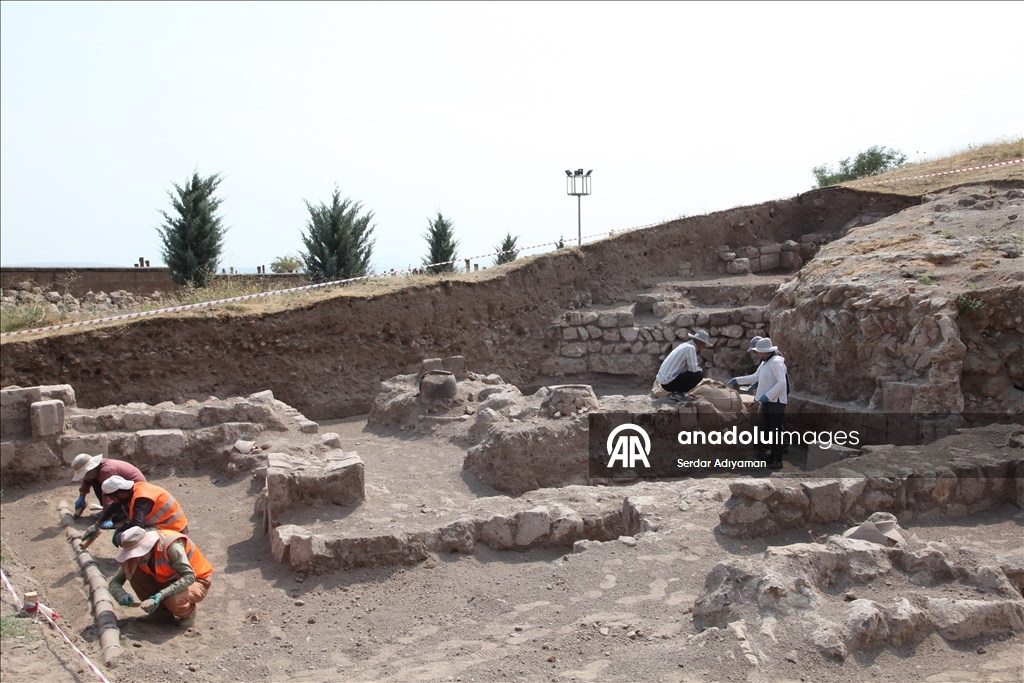 Bitlis'teki Selçuklu Kalesi'nde sikke ve seramikler ortaya çıkarıldı