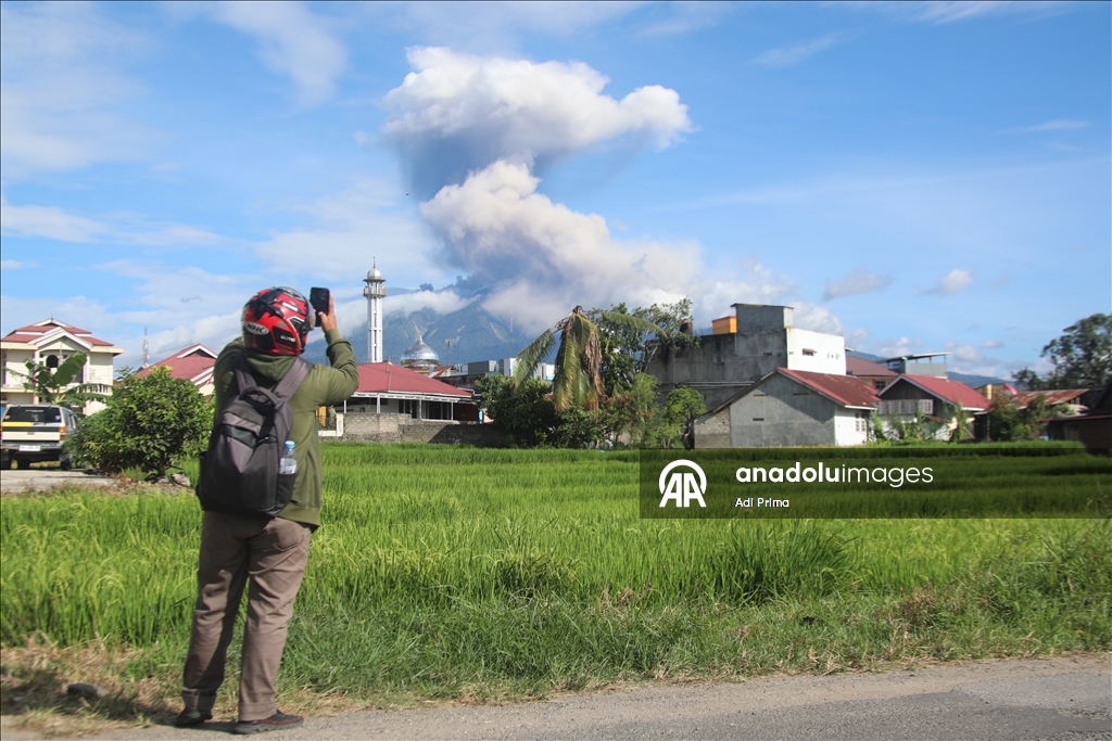 Endonezya'daki Marapi Yanardağı yeniden kül püskürttü