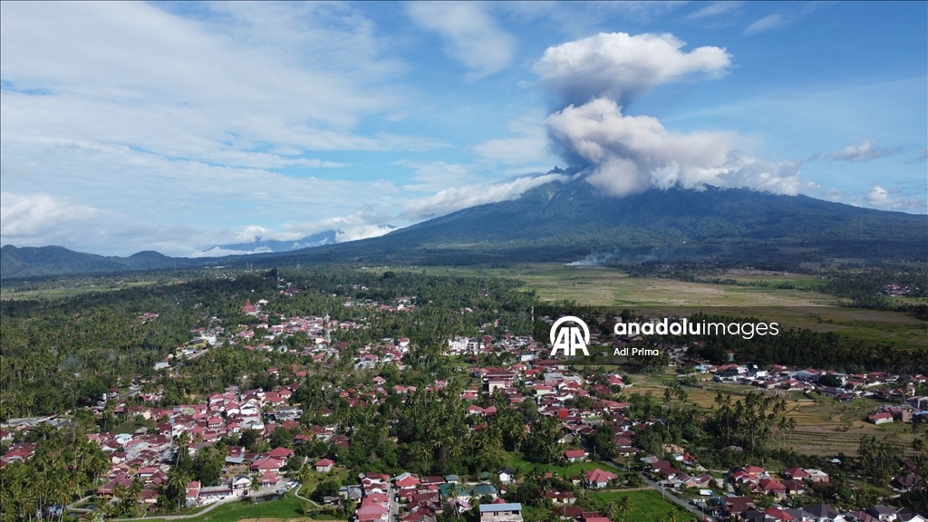 Endonezya'daki Marapi Yanardağı yeniden kül püskürttü