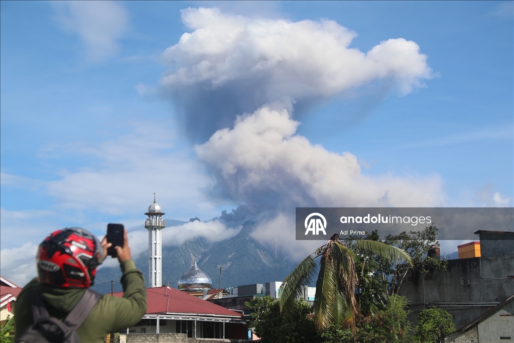 Endonezya'daki Marapi Yanardağı yeniden kül püskürttü