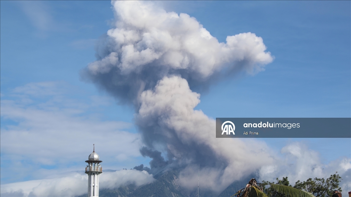 Endonezya'daki Marapi Yanardağı yeniden kül püskürttü