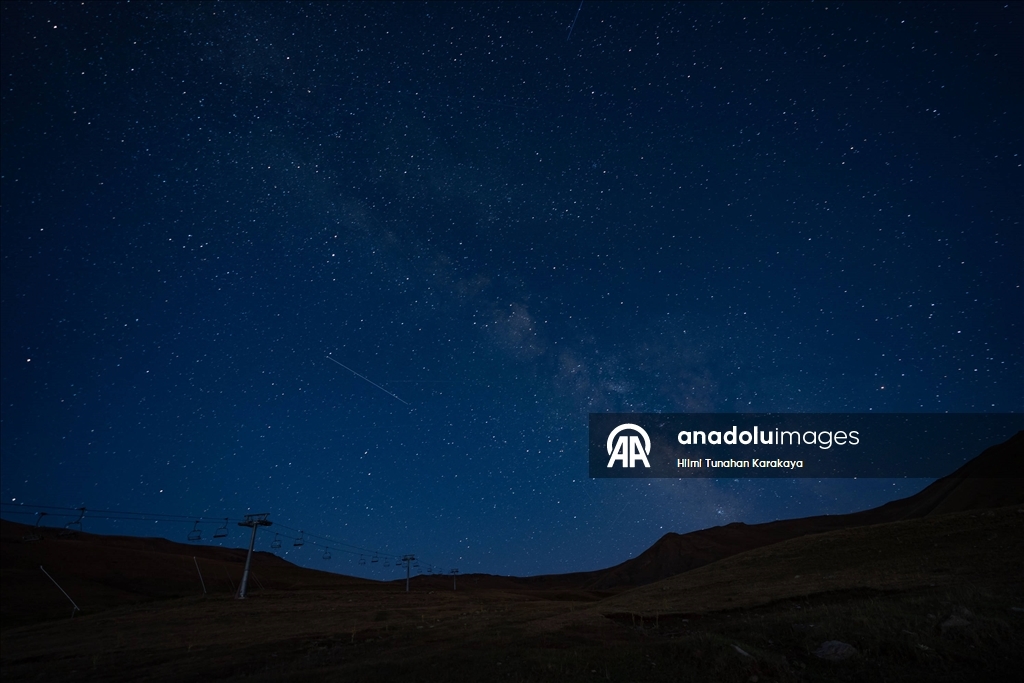 Perseid meteor yağmuru Erzurum'da gece gökyüzünü aydınlattı
