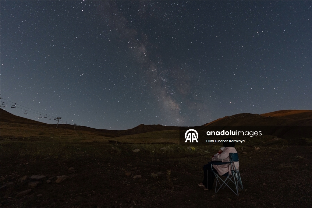 Perseid meteor yağmuru Erzurum'da gece gökyüzünü aydınlattı