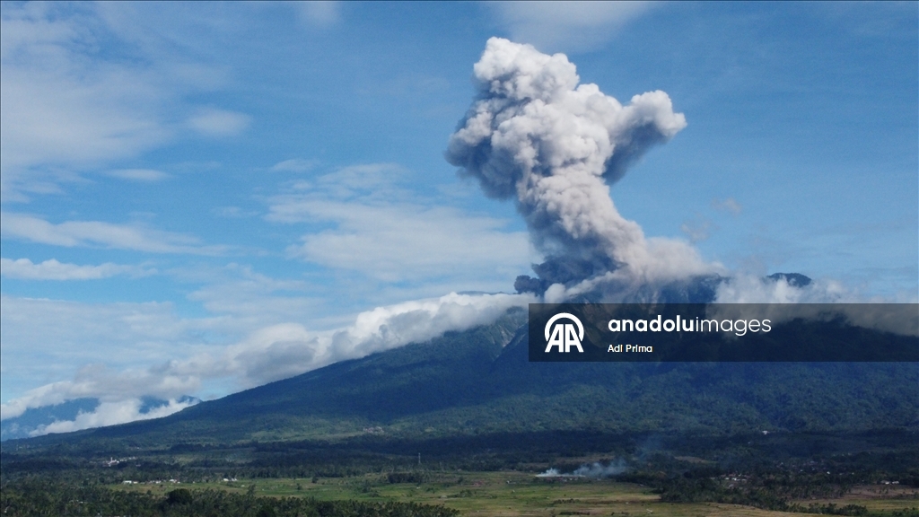 Endonezya'daki Marapi Yanardağı yeniden kül püskürttü