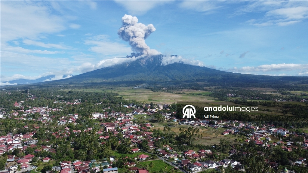 Endonezya'daki Marapi Yanardağı yeniden kül püskürttü