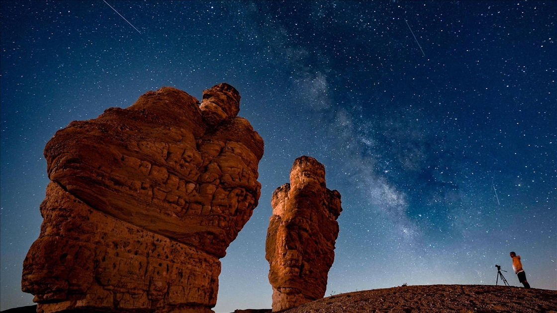 Perseid meteor yağmuru gece gökyüzünü aydınlattı