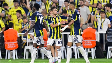 Fenerbahçe, UEFA Şampiyonlar Ligi 3. eleme turu rövanşında Feyenoord'u 5-2 mağlup ederek play-off turuna yükseldi.