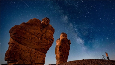 Perseid meteor yağmuru gece gökyüzünü aydınlattı