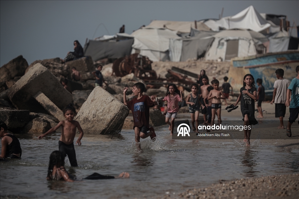 Gaza residents escape tent heat by heading to the coast