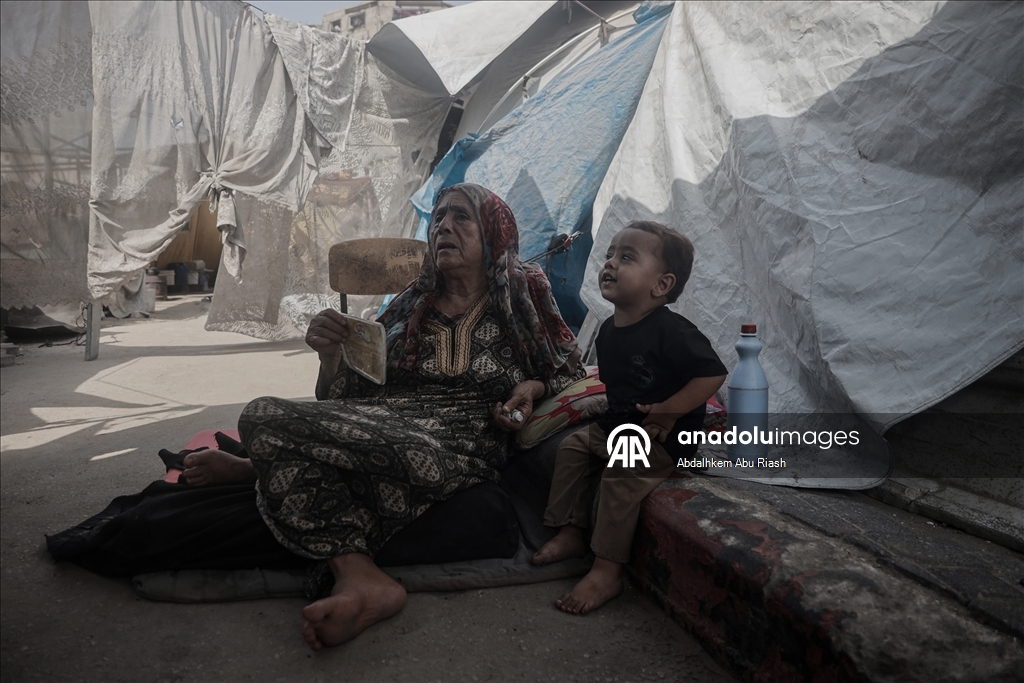 Gaza residents escape tent heat by heading to the coast