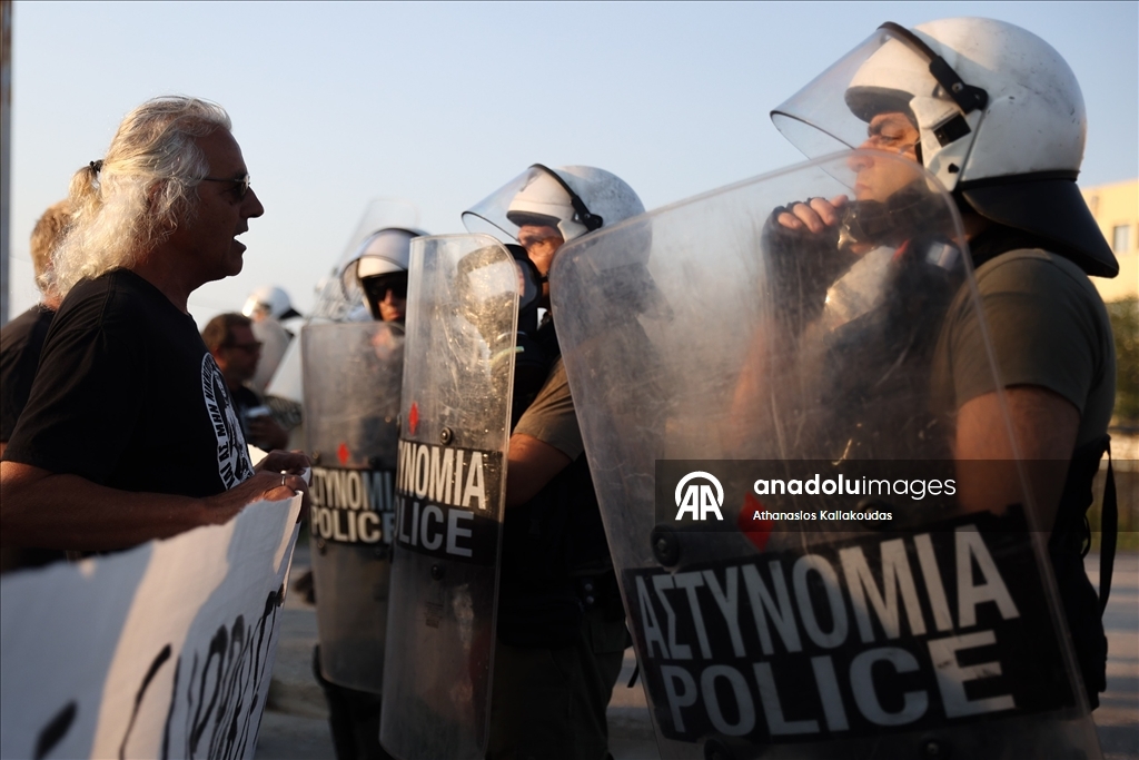 Yunanistan'da Filistin destekçileri İsraillileri taşıyan gemiyi protesto etti