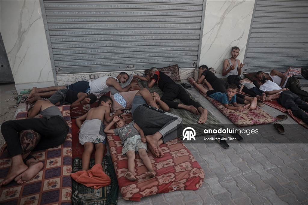 Gaza residents escape tent heat by heading to the coast