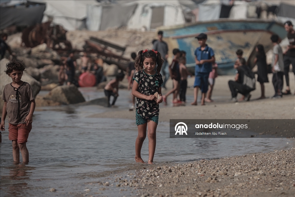 Gaza residents escape tent heat by heading to the coast
