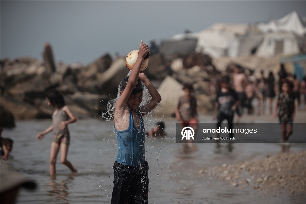 Gaza residents escape tent heat by heading to the coast