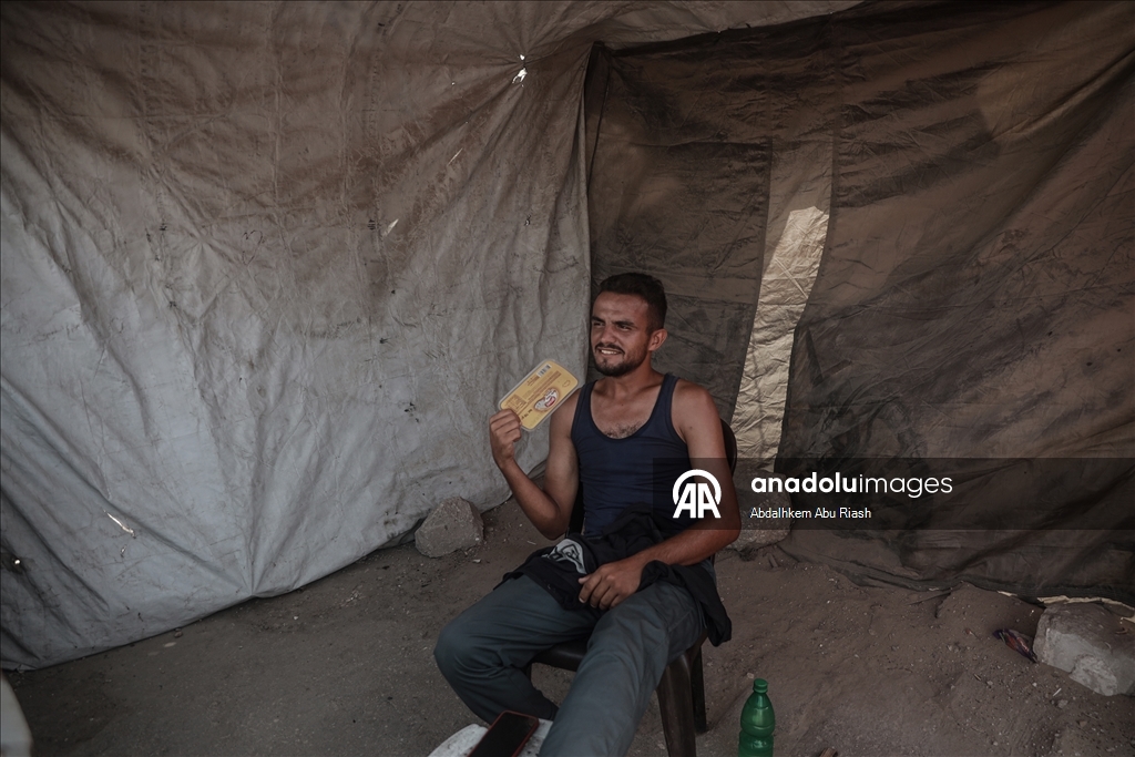 Gaza residents escape tent heat by heading to the coast
