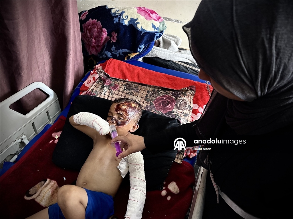 İsrail saldırısında öksüz kalan Gazzeli çocuk, aldığı yaralarla yaşam mücadelesi veriyor