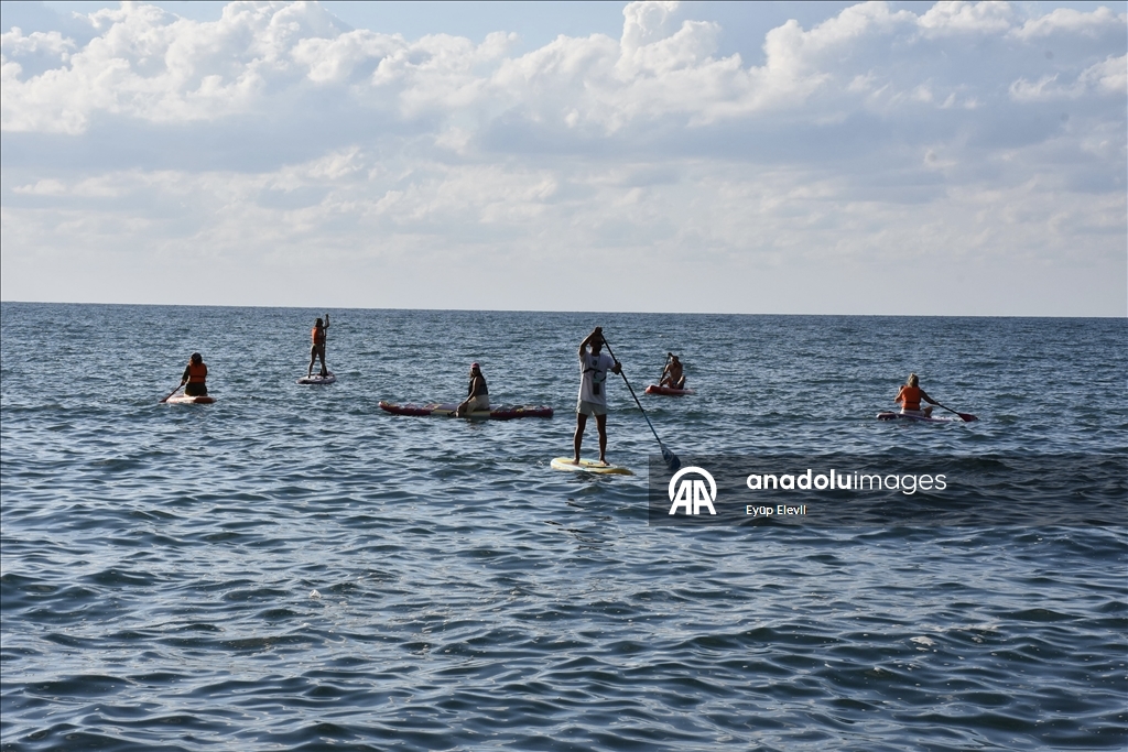 Karadeniz’in mavi sularında, alternatif su sporu yapmak isteyenler kürek sörfüyle buluşuyor