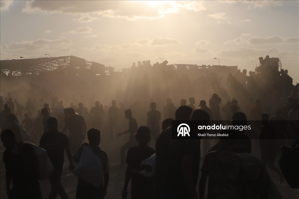 Gazzeliler, kısıtlı miktardaki una ulaşmak için Zikim’deki yardım dağıtım noktasına akın etti