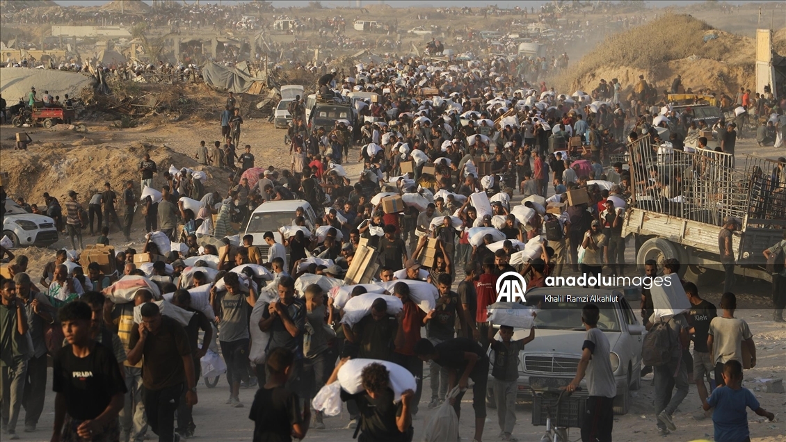 Gazzeliler, kısıtlı miktardaki una ulaşmak için Zikim’deki yardım dağıtım noktasına akın etti