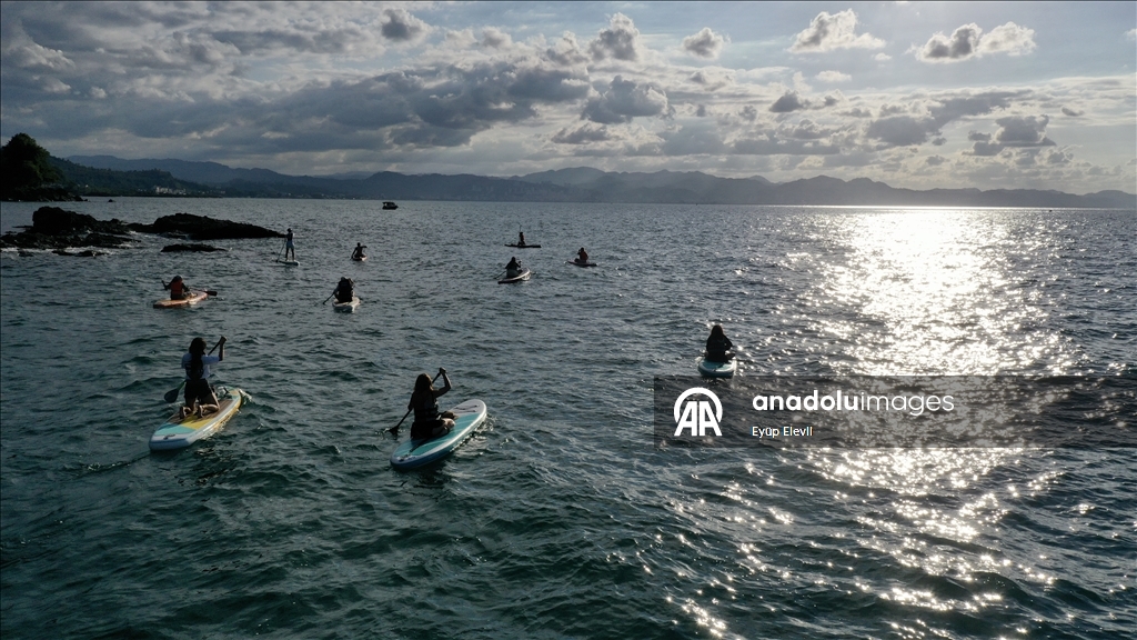 Karadeniz’in mavi sularında, alternatif su sporu yapmak isteyenler kürek sörfüyle buluşuyor