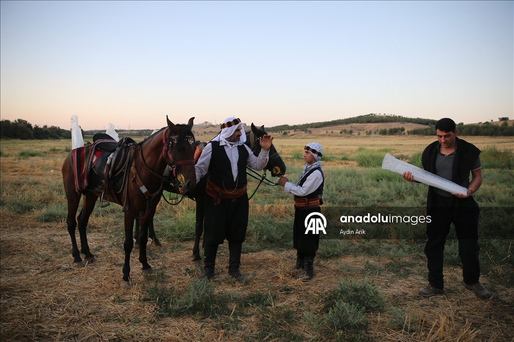 Diyarbakır'ın "Buzcu Baba"sı tarladaki işçileri serinletmek için at sırtında yollarda