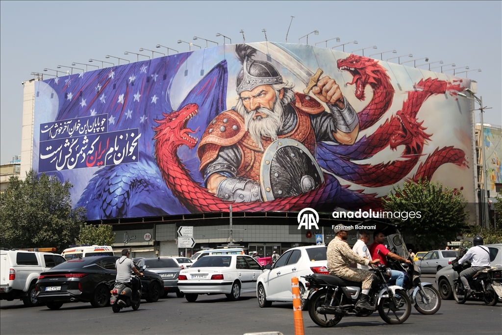 Huge anti-US banner goes up in Tehran