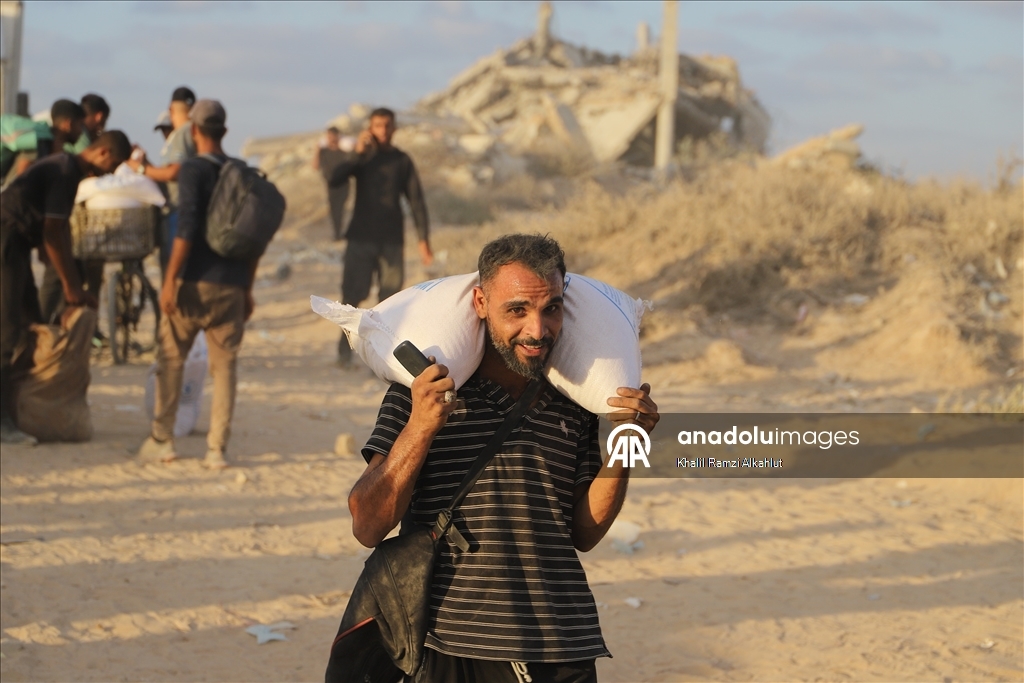 Gazzeliler, kısıtlı miktardaki una ulaşmak için Zikim’deki yardım dağıtım noktasına akın etti