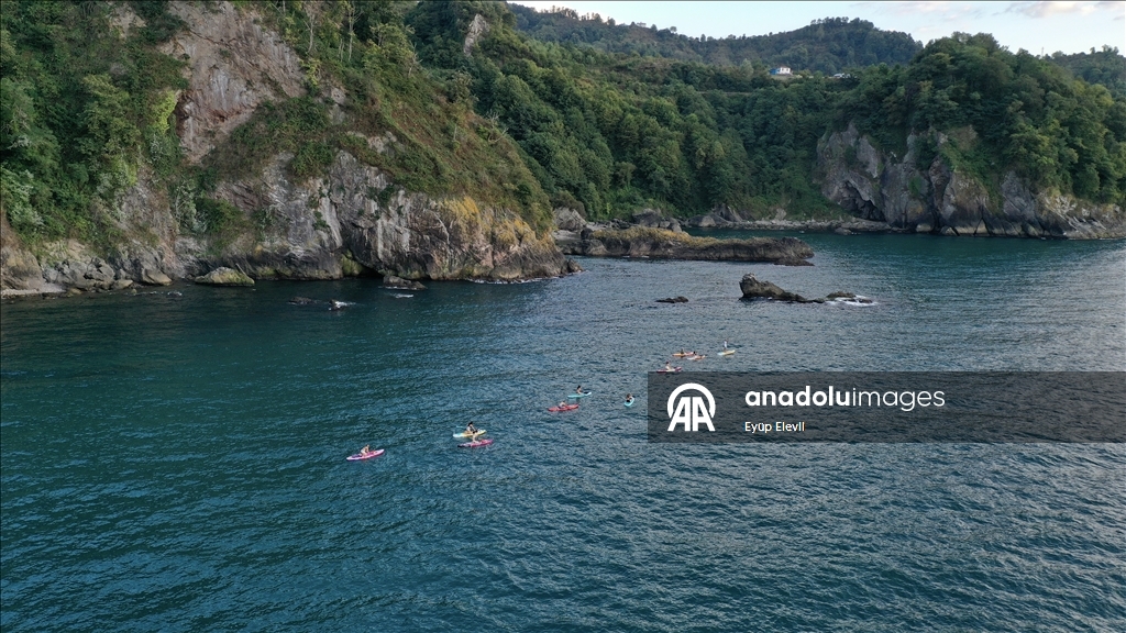 Karadeniz’in mavi sularında, alternatif su sporu yapmak isteyenler kürek sörfüyle buluşuyor