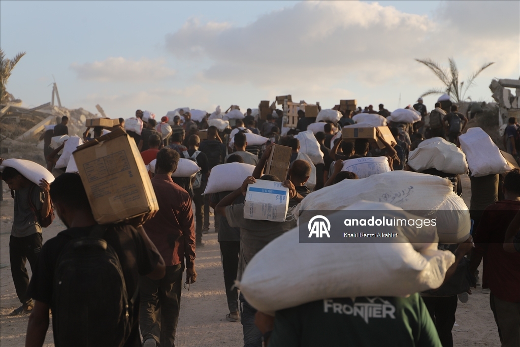 Gazzeliler, kısıtlı miktardaki una ulaşmak için Zikim’deki yardım dağıtım noktasına akın etti