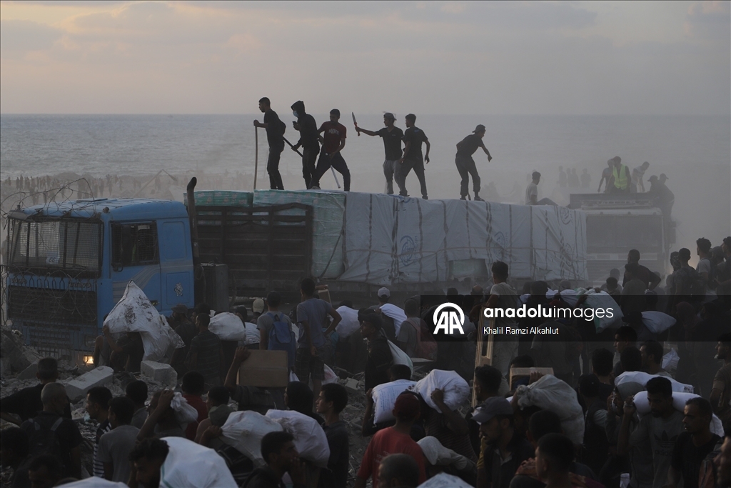 Gazzeliler, kısıtlı miktardaki una ulaşmak için Zikim’deki yardım dağıtım noktasına akın etti