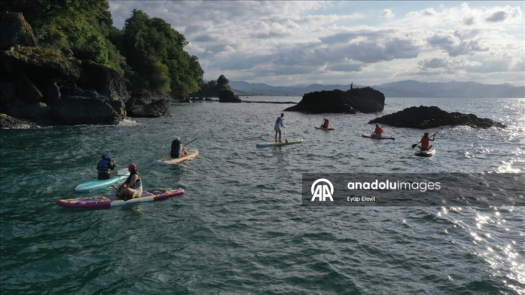 Karadeniz’in mavi sularında, alternatif su sporu yapmak isteyenler kürek sörfüyle buluşuyor